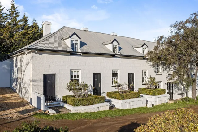 Lythgo's Row Colonial Cottages