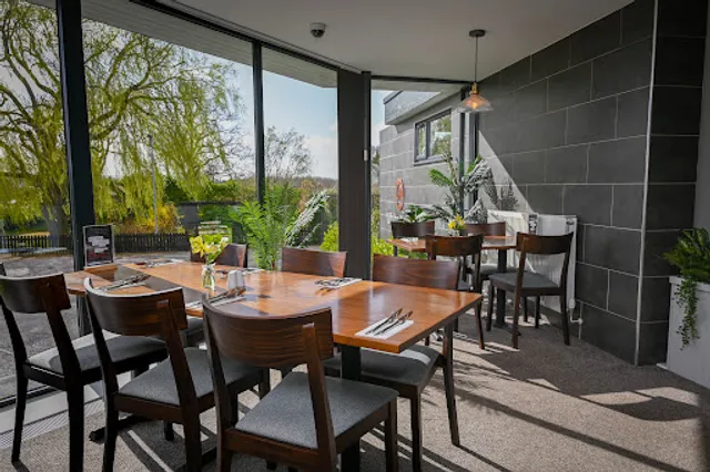 White House Restaurant & Rooms