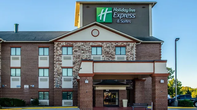 Holiday Inn Express & Suites Olathe South by IHG
