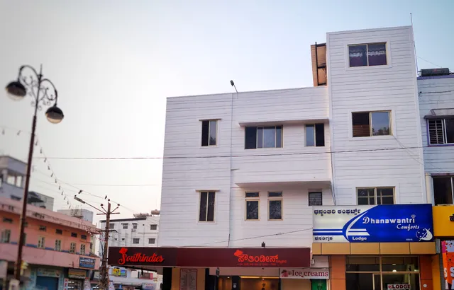 Dhanawantri Comforts Hotel