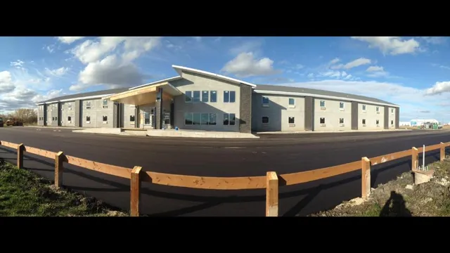 Roadhouse 52 Inn & Suites