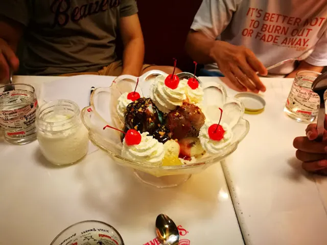 SWENSEN’S Bang Lamphu