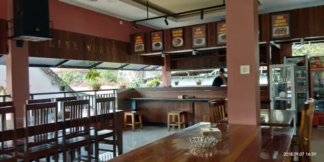 Warung Pojok Segitiga Emas