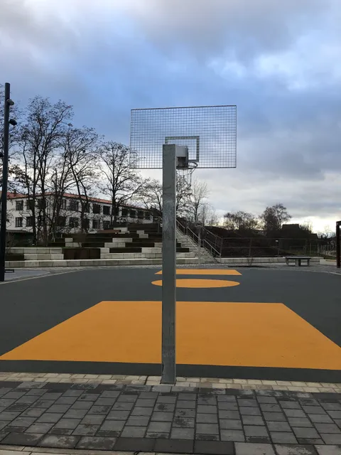 Jugendplatz und Outdoor Fitness