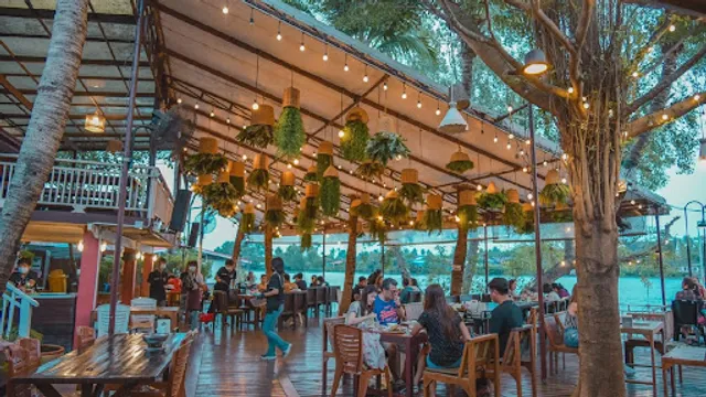 Chao Samran Restaurant, Amphawa: Seafood and fish dishes