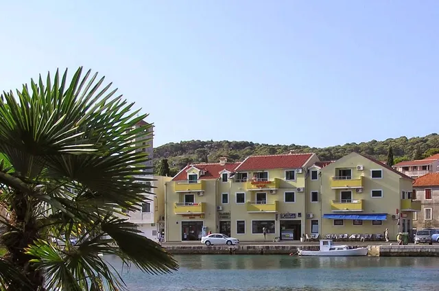 Apartments Luna Tisno Carly Hetha & Semi