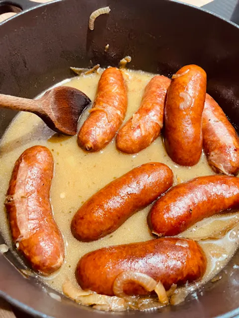 LA YAUTE - Bistrot le jour, un refuge réconfortant à la nuit tombée.