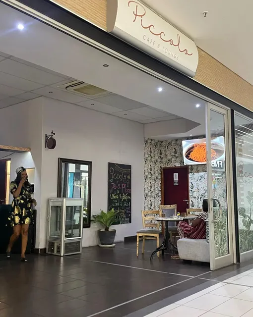 Piccolo Cafe & Lounge