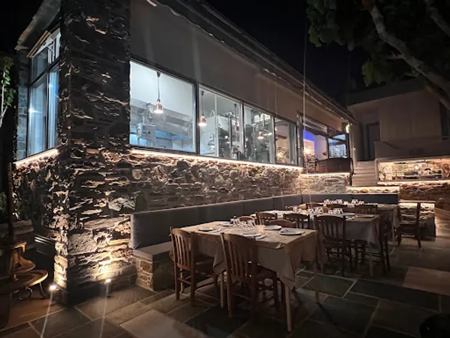 "Mouries" Country Tavern