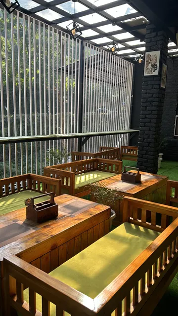 The FarmHouse Cafe & Lounge