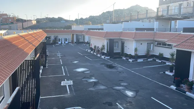 Alghorob Chalets And Villas