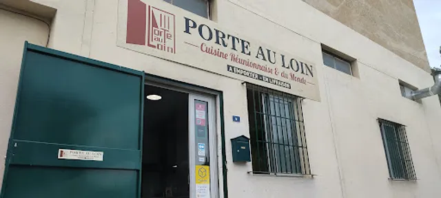 Porte au loin