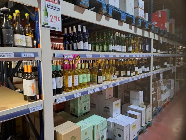 Distribuidora de licores y BEBIDAS MARBELLA, S A.