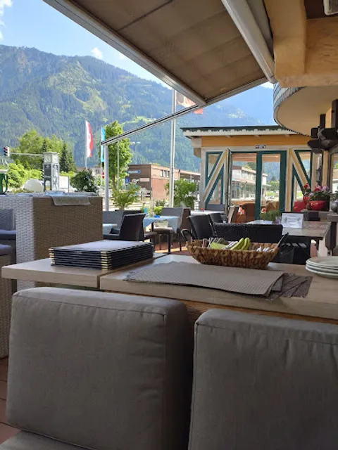 Ernesto’s Lounge- Bar - Restaurant ” die Tiroler Stuben“