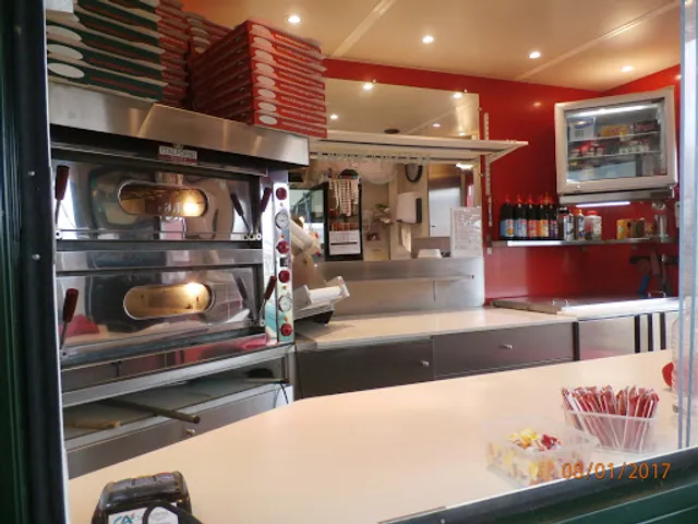 Le Kiosque à Pizzas Lesneven et son distributeur 24/24h