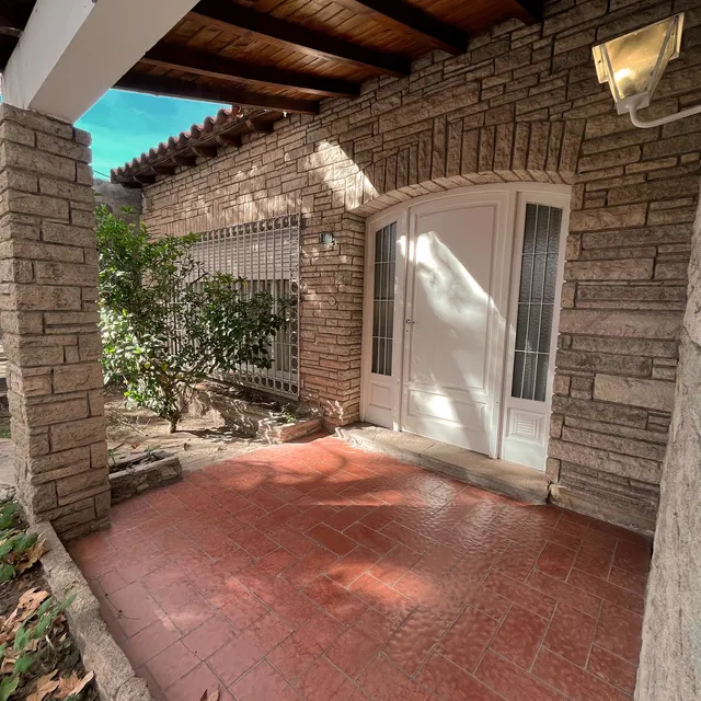 Viví San Rafael - Casa céntrica con cochera