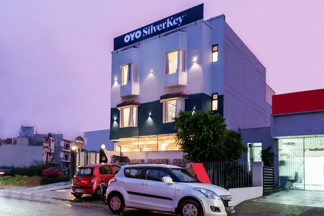 OYO Flagship Earth Villa Near Bestech Central Square Mall