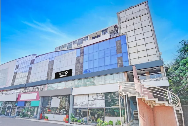 Hotel O S. G. Highway formerly I Land Park