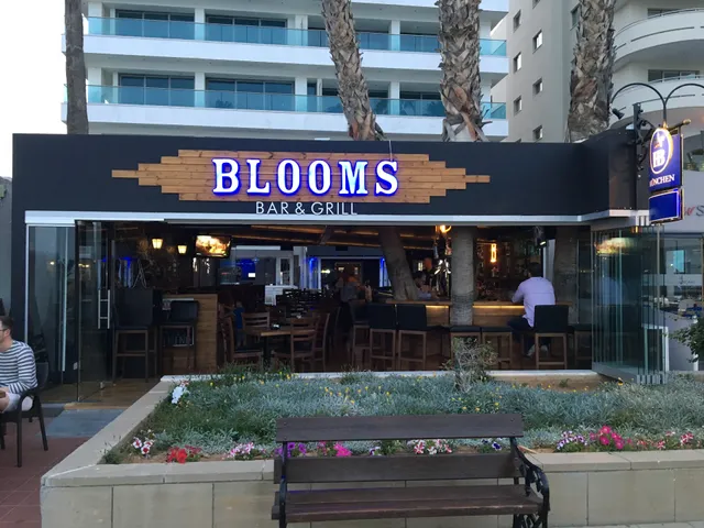 Blooms Bar & Grill