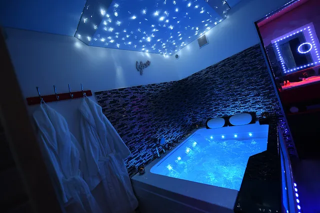 Glam'appart Spa: Appartement privatif avec jacuzzi séjour romantique (Dijon, Bourgogne)