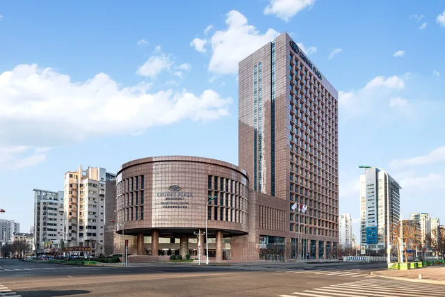 Crowne Plaza Tianjin Binhai Center, an IHG Hotel