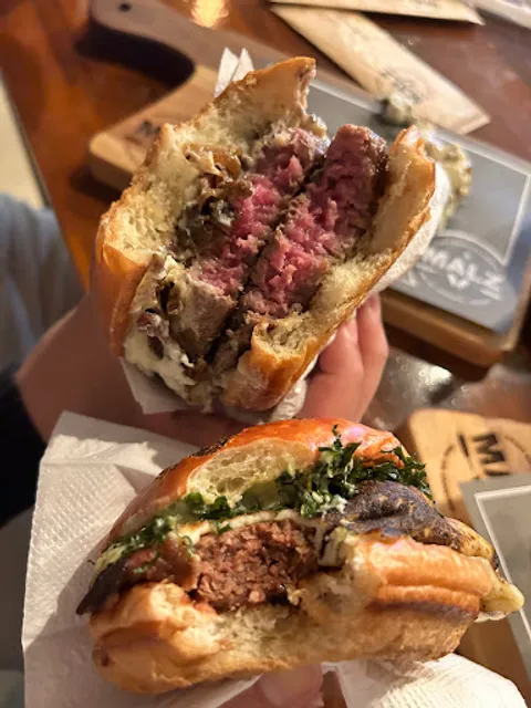 Malz Craft Burgers | Hambúrguer Artesanal l Onion Rings | Sanduíche Vegetariano | Cerveja | Brownie | Banoffee | Méier RJ
