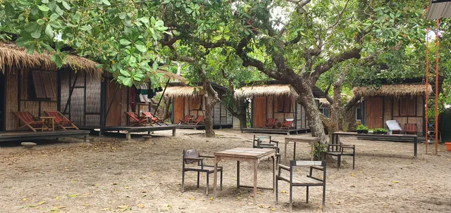 Little Hut Bungalow & Café