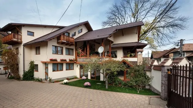 La Colțul Castelului