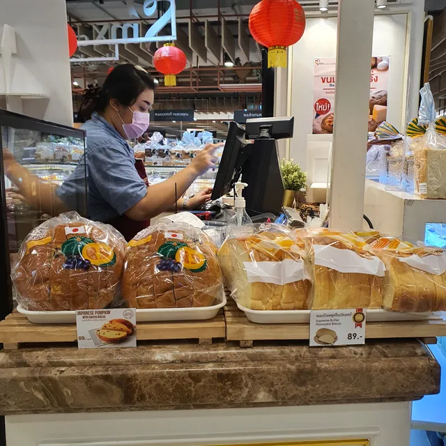 MX cakes & bakery at The Parq