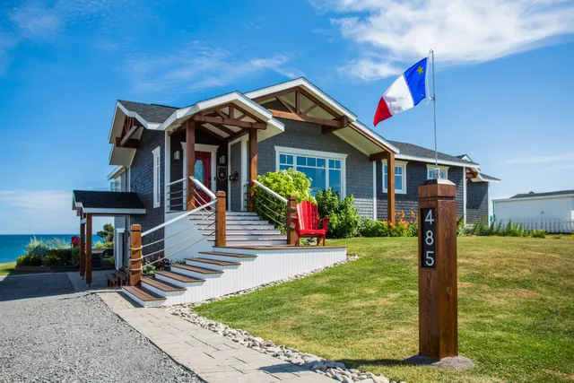 À DEUX PAS DE LA MER