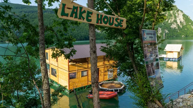Lake house -floating apartments