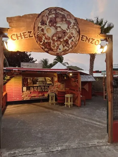 Enzo Pizza: Parking de la PENINSULE, Rt d'Orient Bay