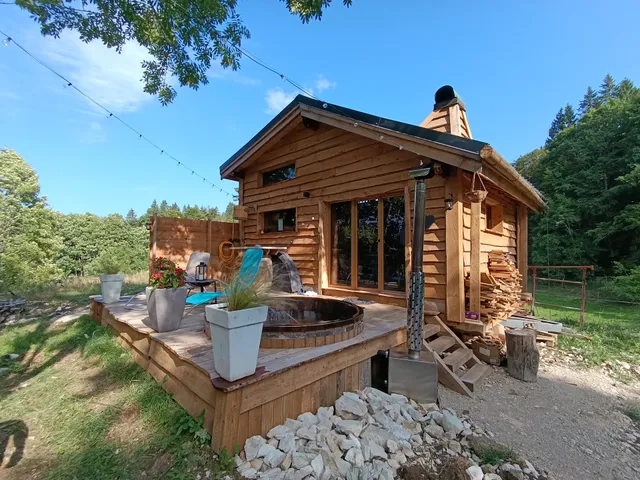 Gîtes "Les étoiles de Bevy"Haut Jura.Grande capacité.Location de vacances HautJura.Motard,hébergement insolite,GTJ,randonneur