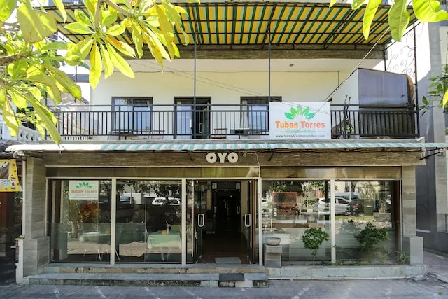 OYO 734 Tuban Torres Accommodation