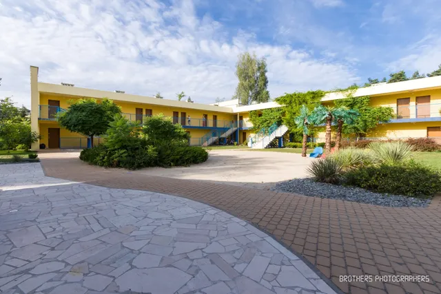 Niebieskie Migdały - Rodzinny Klub Wypoczynkowy z basenem i restauracją