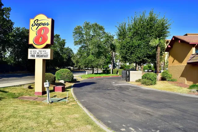 Super 8 by Wyndham Visalia
