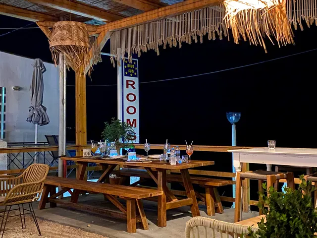 Tipi sea side bar