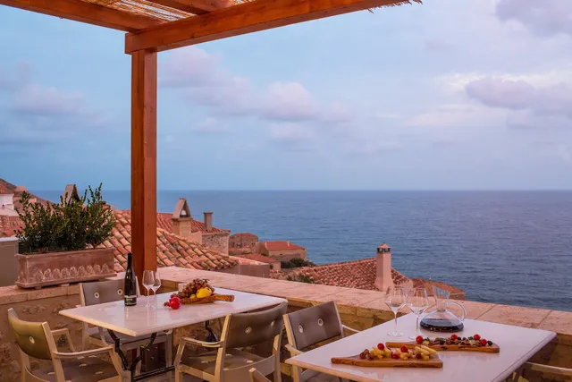 Moni Emvasis Luxury Suites