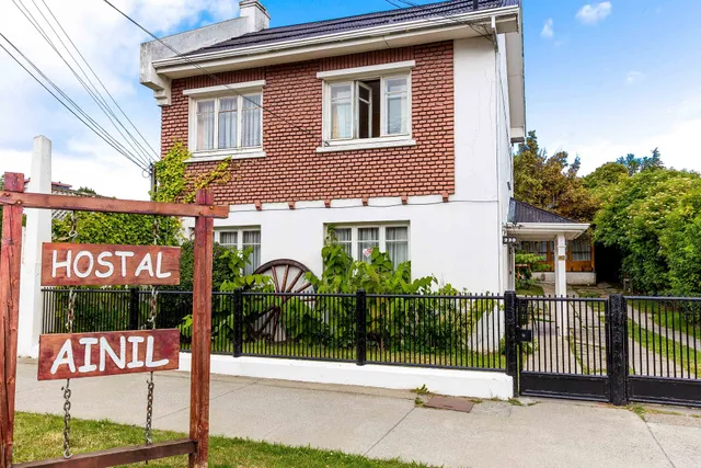 Hostal Ainil / Cabañas