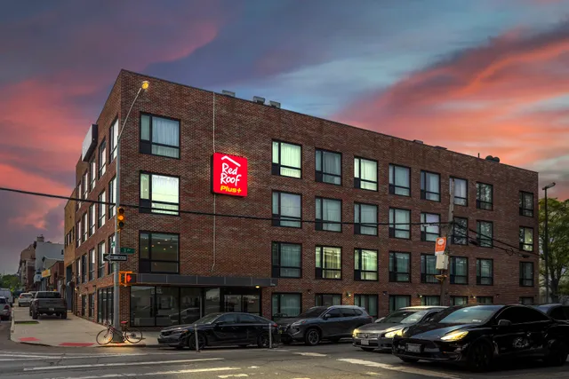 Red Roof PLUS+ Brooklyn - 3rd Ave