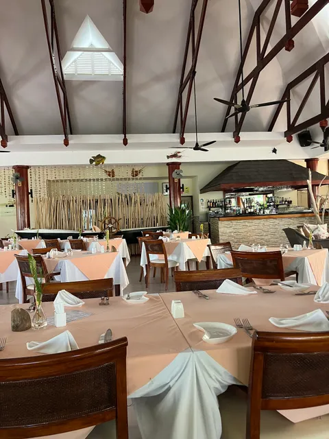 Pirogue Restaurant & Bar