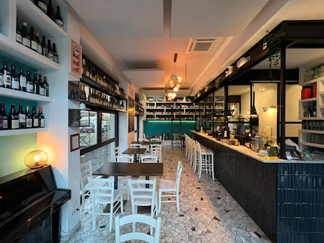 Enoteca Vigneto - Cantina e mescita con cucina, emporio di vini artigianali.