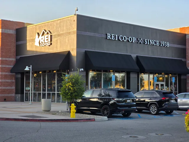REI