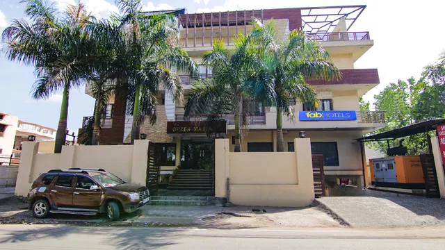 FabHotel The Green Majestic - Hotel Near Dehradun Railway Station, Dehradun