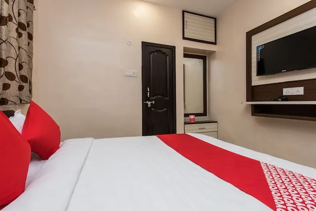 OYO 12161 Hotel Madhur Inn