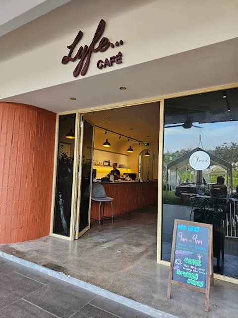 Lyfe Cafe & Restaurant
