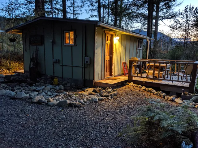Cedar Cabin on the Creek