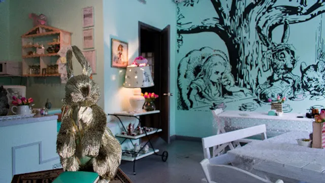 Down The Rabbit Hole / Cafetería & Crepería