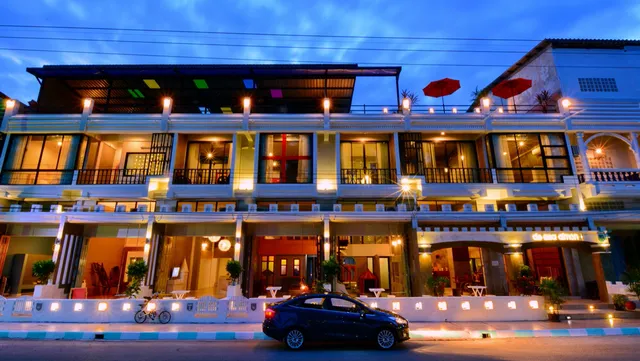 De Sea Almond (โรงแรมเดอ ซี อัลมอนด์ )