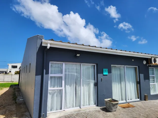 25 On Main Struisbaai